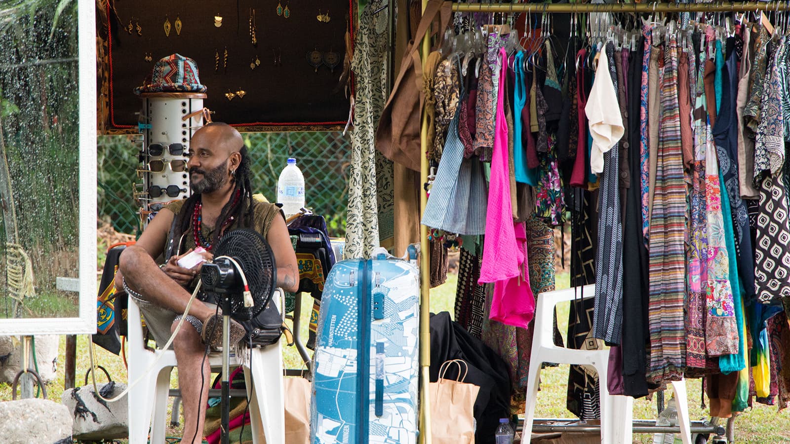 Art and vendors at Sundara